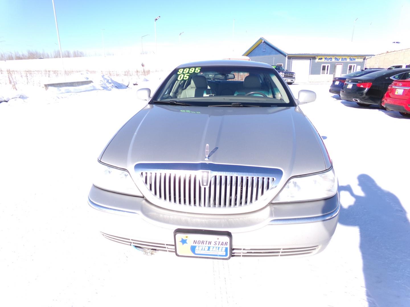 2005 Silver Lincoln Town Car Signature (1LNHM81W75Y) with an 4.6L V8 SOHC 16V engine, 4-Speed Automatic Overdrive transmission, located at 2630 Philips Field Rd., Fairbanks, AK, 99709, (907) 458-0593, 64.848068, -147.780609 - Photo#1